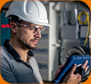 Homem analisando uma tela